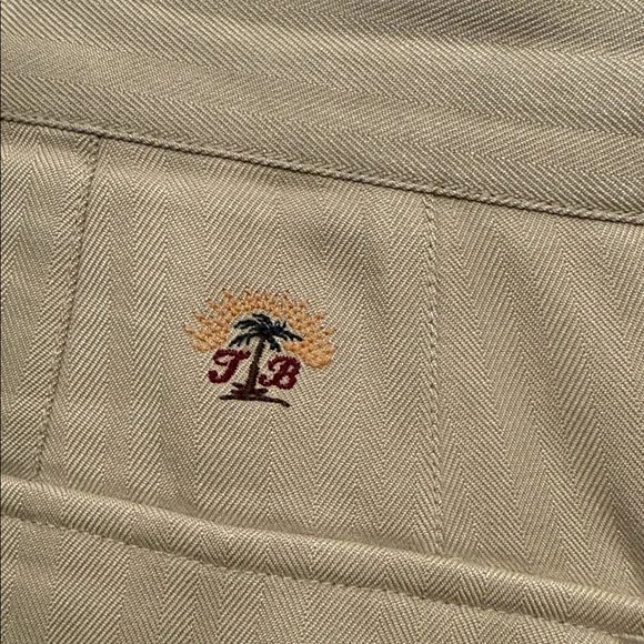 Vintage Tommy Bahama Women’s Sage Green Flat-Front Dress Shorts - Picture 2 of 6